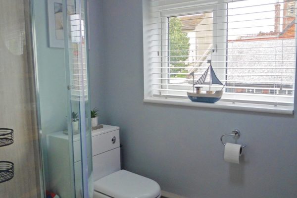 Sanderlings bathroom | Suffolk Coastal Escapes | Holiday home on the Suffolk Coast